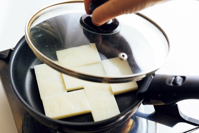 もちをフライパンに敷き詰めてピザ生地にしていく様子