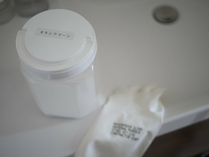 バケツにオキシクリーンを大さじ1~2ほど入れます