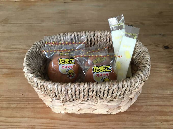 カゴに小さなおやつをつめ込んだ様子