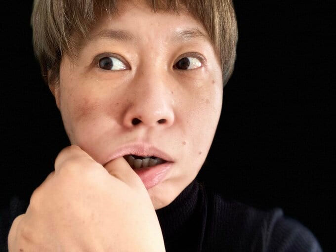 口の中と外をつかんで揺さぶるマッサージ