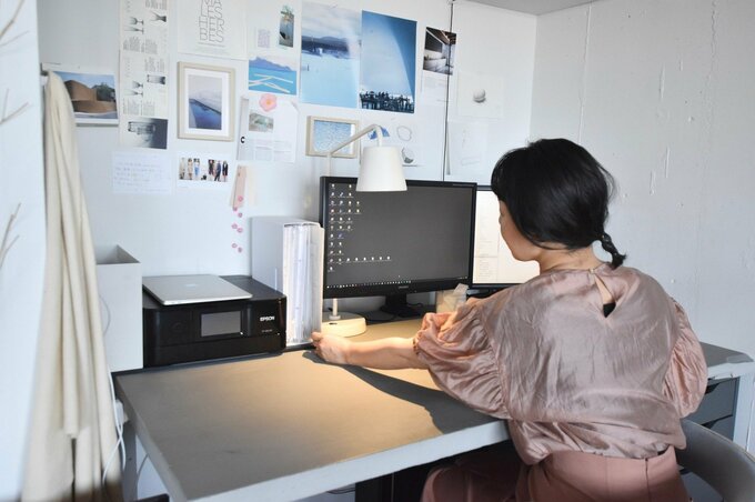 机で書類を取る女性