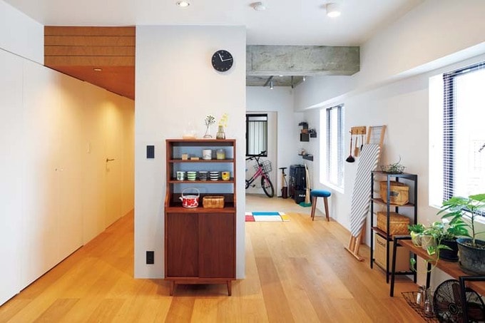 玄関とLDKを2つの通路が結ぶ間取り