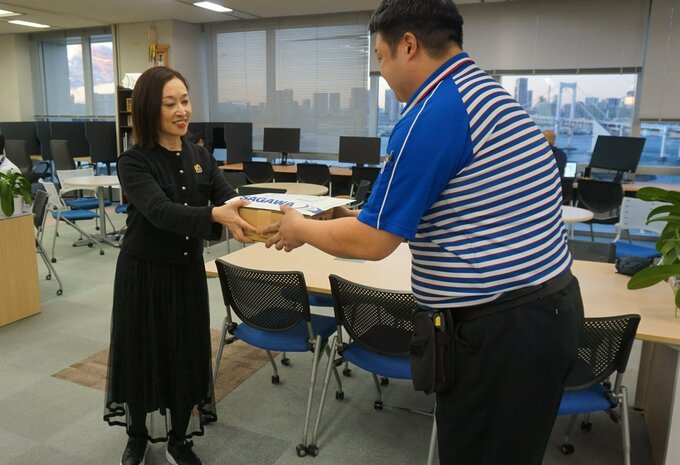 宅配便を受け取る様子