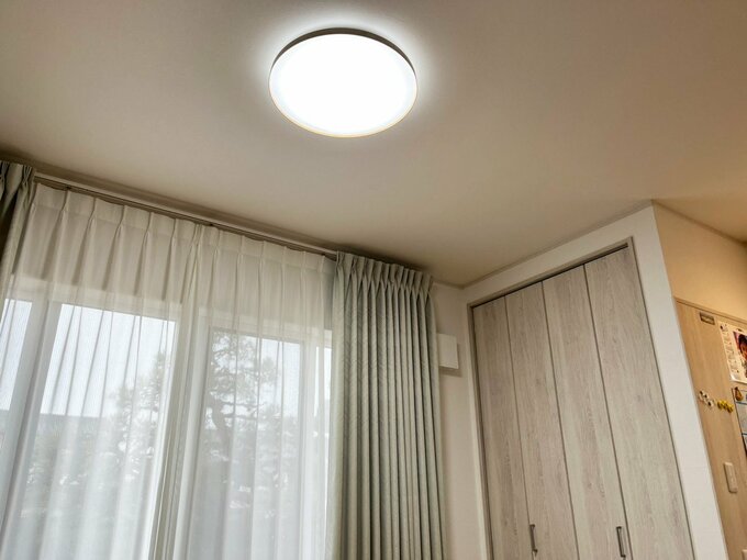 リビング畳スペース上のシーリングライト