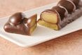 大きな栗をごろっと丸ごと！黒糖羊羹で包んだ、ぜいたくな秋の和菓子