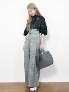 とろみや落ち感がある素材のワイドパンツ
