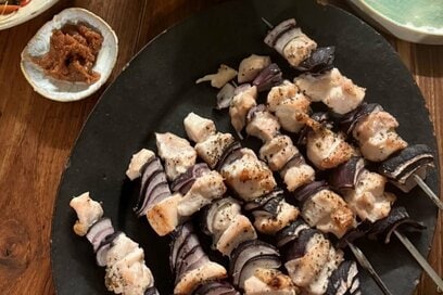 タンパク質たっぷり食べるなら「焼き鳥」がいい。お供の梅干しが最高