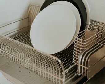 洗い物のストレスが解消。料理家・しらいのりこさんが推す水きりカゴ