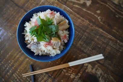 炊飯器におまかせ！「塩サバと梅の炊き込みご飯」レシピ。さっぱり風味で食欲がなくても食べやすい