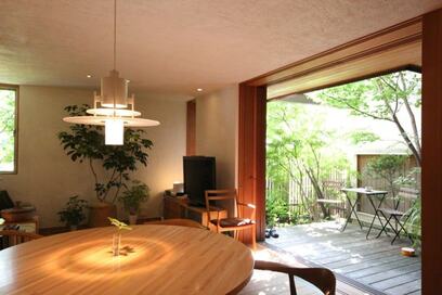 庭の緑を部屋いっぱいに取り込む、カーテン不要の戸建て！プランのポイントを解説