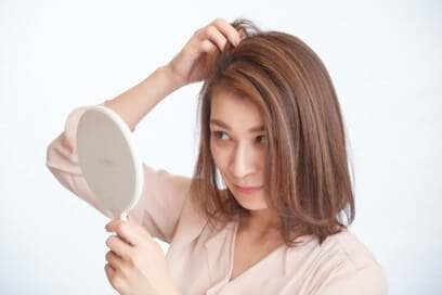 白髪を見つけたら抜く？切る？出始めにこそ気をつけたいこと