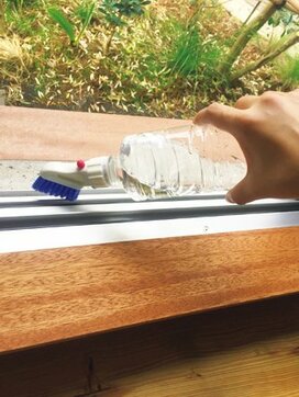 リビング掃除で頼れる優秀100均グッズ8選！今は結露対策も大切です！