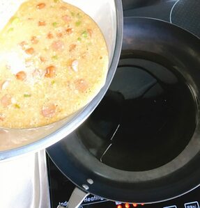 フライパンにサラダ油大さじ1/2を強火で熱し、(2)を流し入れます。