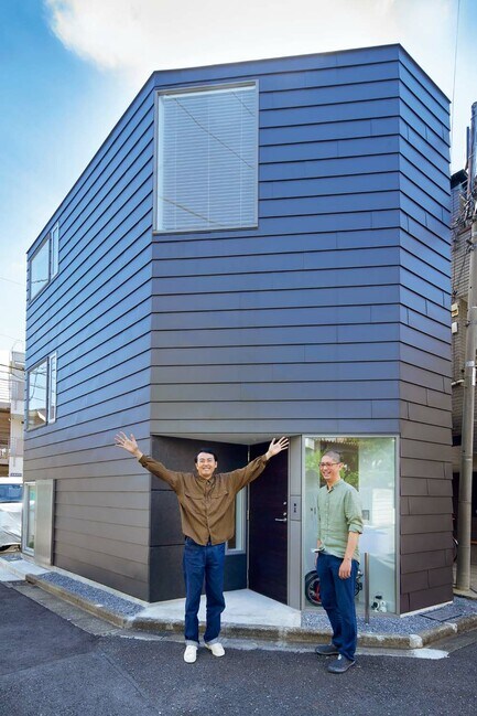 建築家・宮原輝夫さんの自邸前で、パチリ!