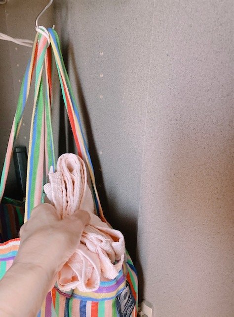 タオル入れは玄関収納の中。引っかけ収納しています