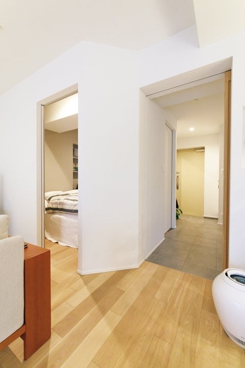 引き戸を開けるとLDKはさらに開放的に