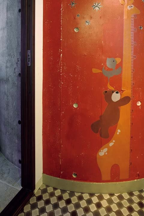 赤く塗ったバスルーム内の壁