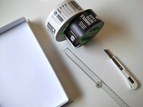 「カッターナイフ」は薄型のコンパクトなもの