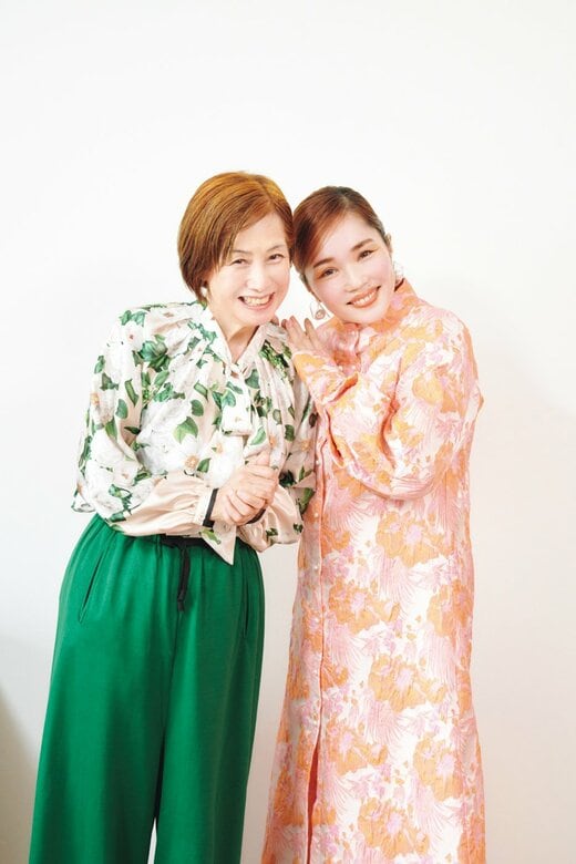 笑顔で寄り添う平野ノラさんとやましたひでこさん