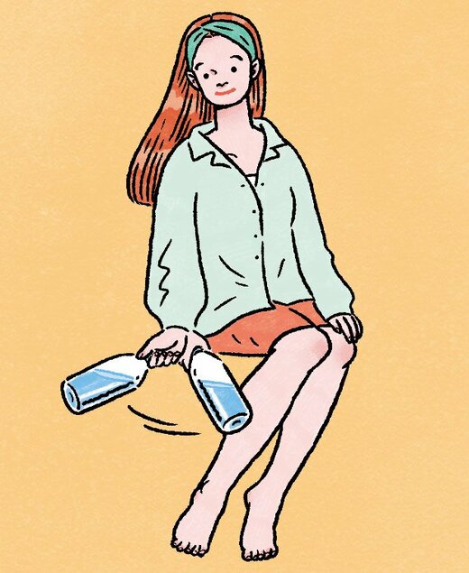 ペットボトルで足をたたく人