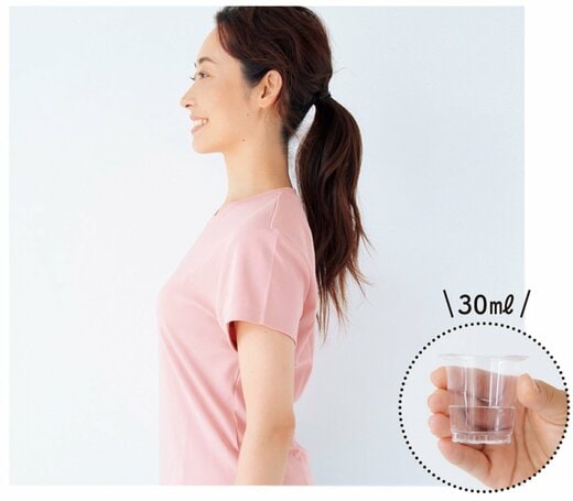 背筋を伸ばして立つ女性