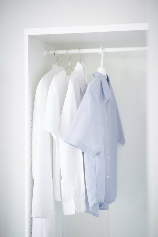 ハンガーにかかったシャツが収納されたクローゼット