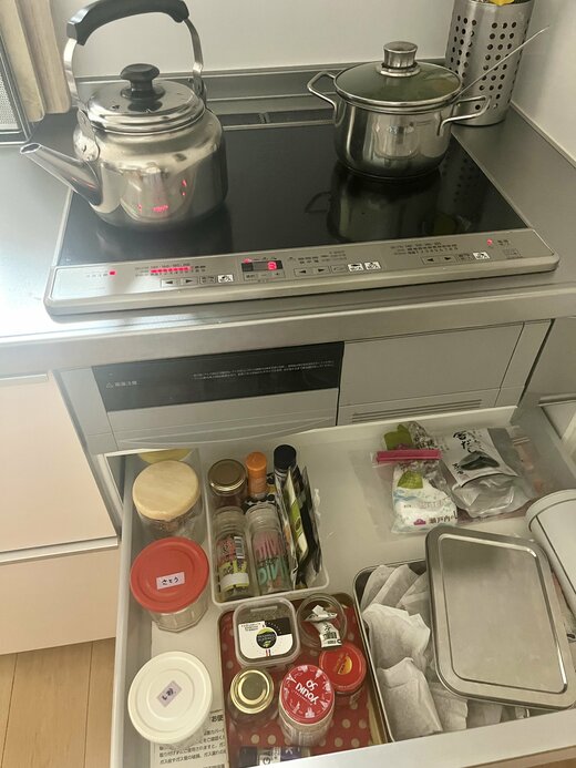 お茶パックがしまわれたコンロ下収納