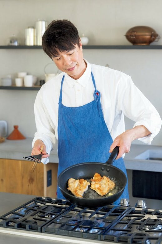 鶏胸肉をフライパンで焼くコウケンテツさん