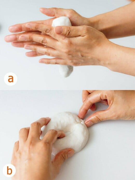 パン生地を棒状に伸ばし、O字型に成形する様子