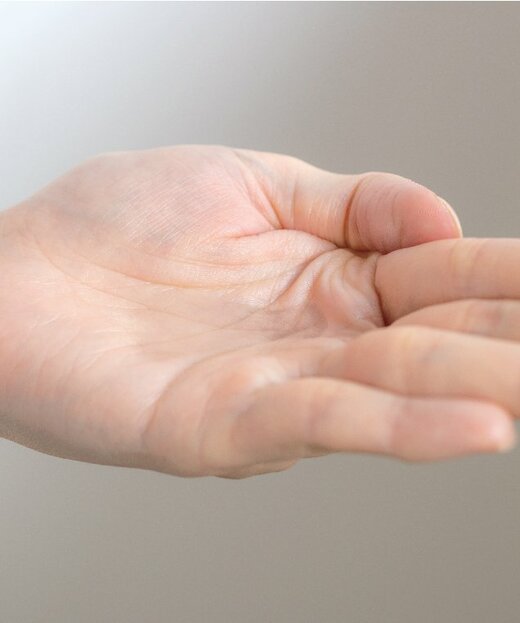 手の平に化粧水