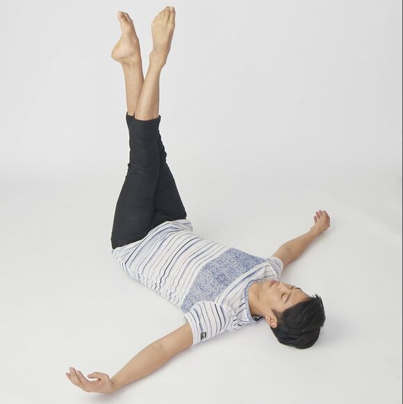 ハサミを開くように1の姿勢に戻る。