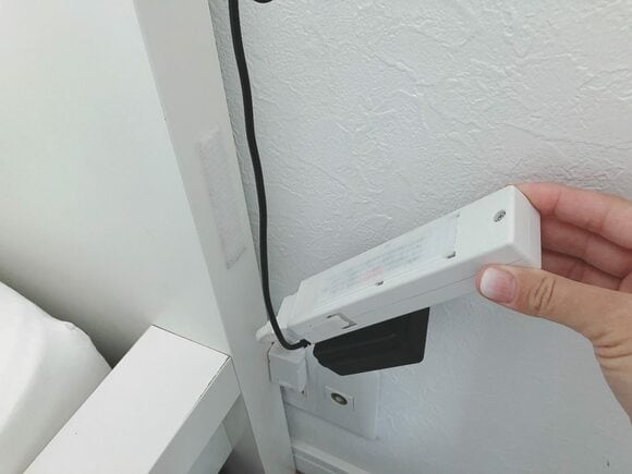 面ファスナーを使えば、壁などに縦向きに置けるので、掃除のしやすさもぐんとアップ