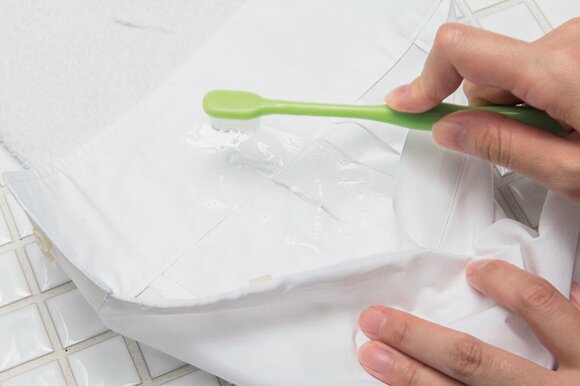 歯ブラシで押し付ける