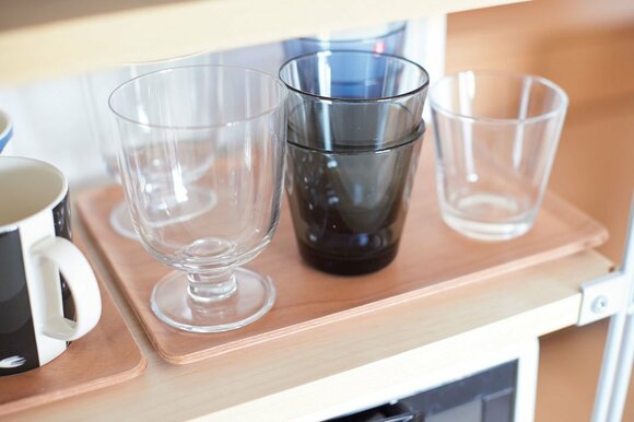 グラスの下にトレーを敷けば、棚の掃除が不要