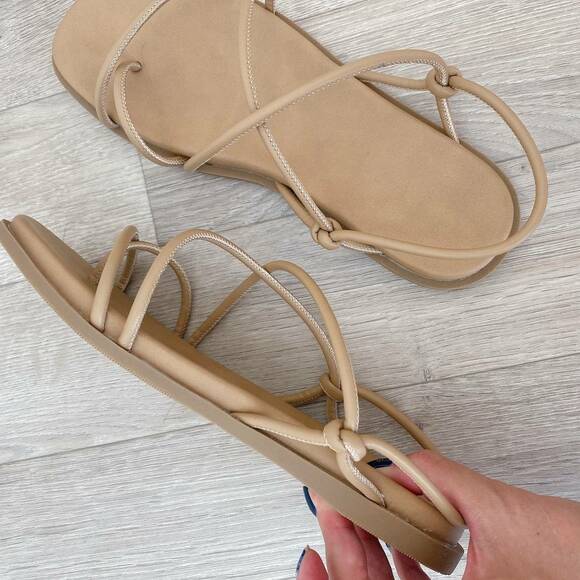 コンフィールタッチストラップサンダル片方持つ