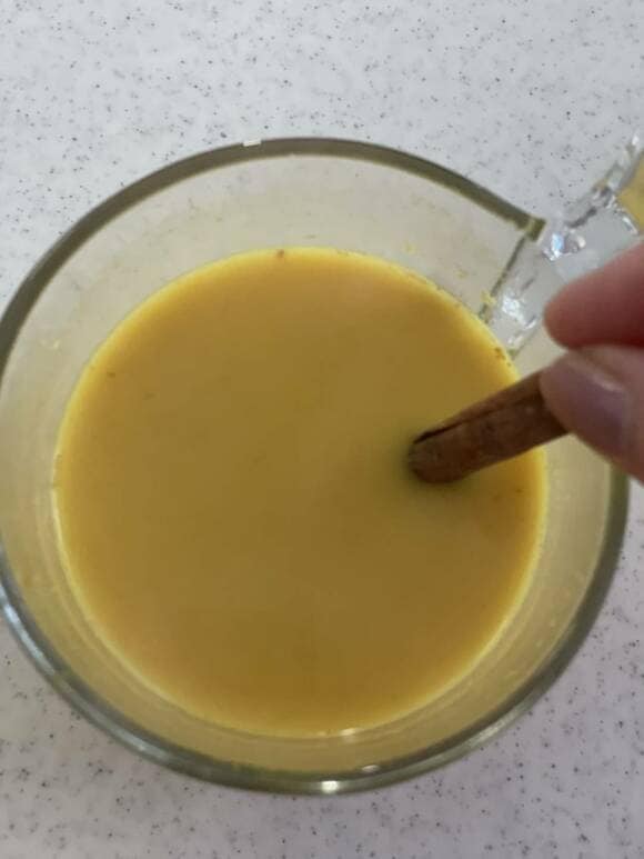 飲み物を混ぜる様子