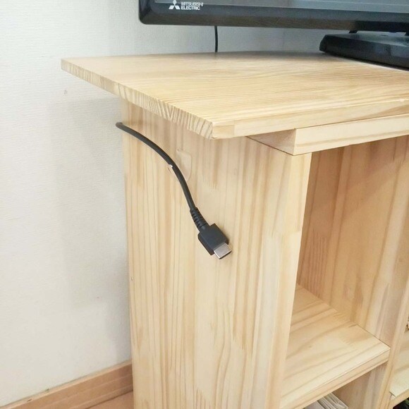 USBケーブルを引っかけて迷子防止に