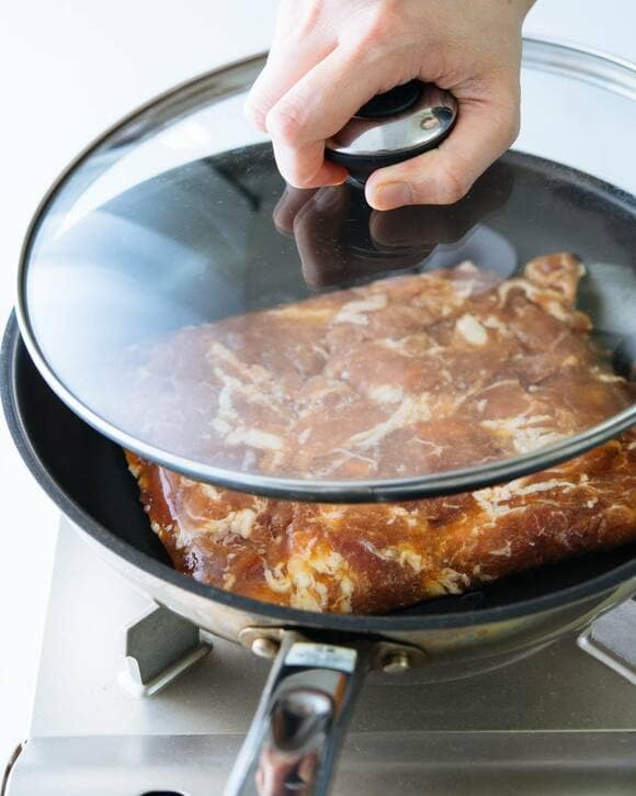 フライパンにフタをする