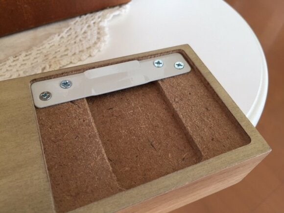 長押の裏のくぼみをフックに入れて完成です