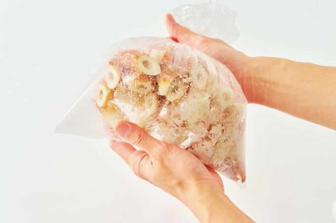 ポリ袋にちくわと片栗粉を入れて振る