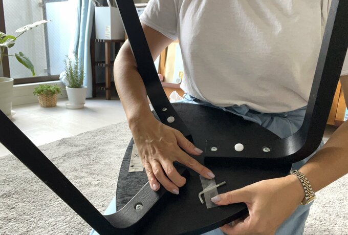 六角レンチをテーブルの裏に