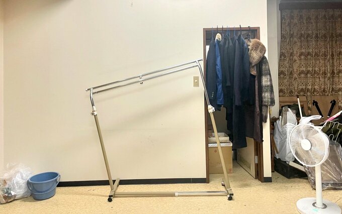 壊れたハンガーラック