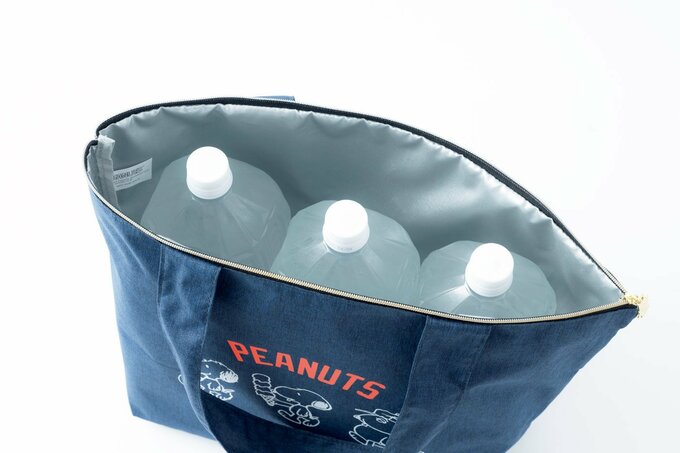 2リットルのペットボトル3本入ったトートバッグ