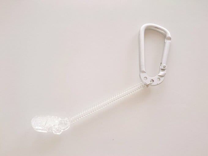 カラビナにスプリングコードを取りつけます