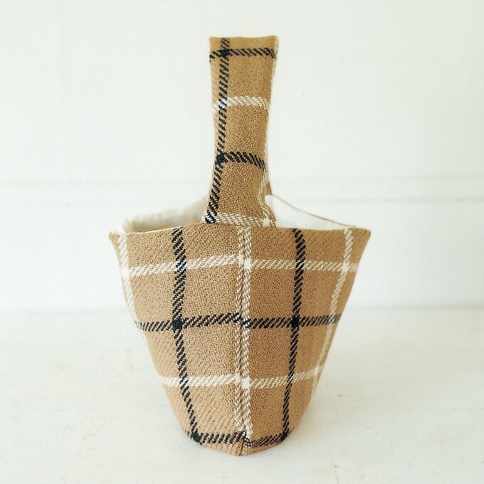 持ち手は肩にかけられる長さ