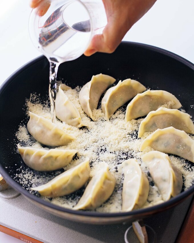 粉チーズをふりかけたギョーザ
