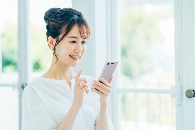 スマホを見る女性