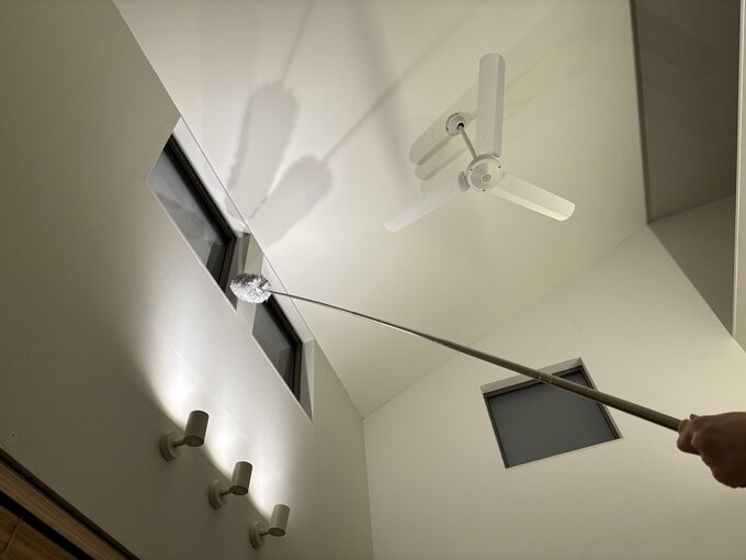 280cmの伸縮モップで吹き抜けの窓掃除