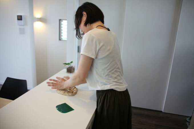 パンをこねている様子