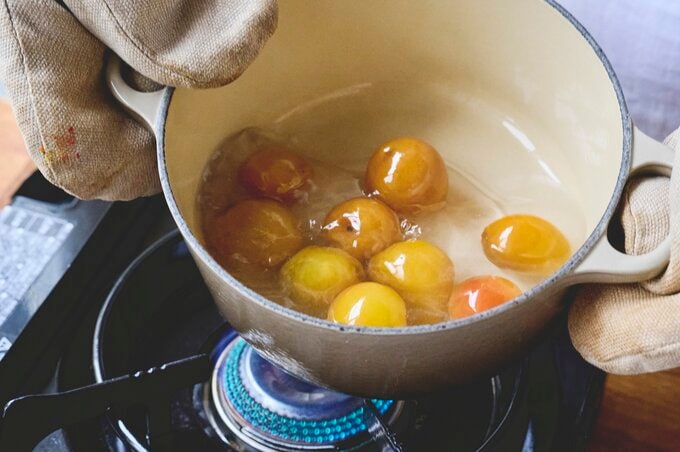 梅を火にかける